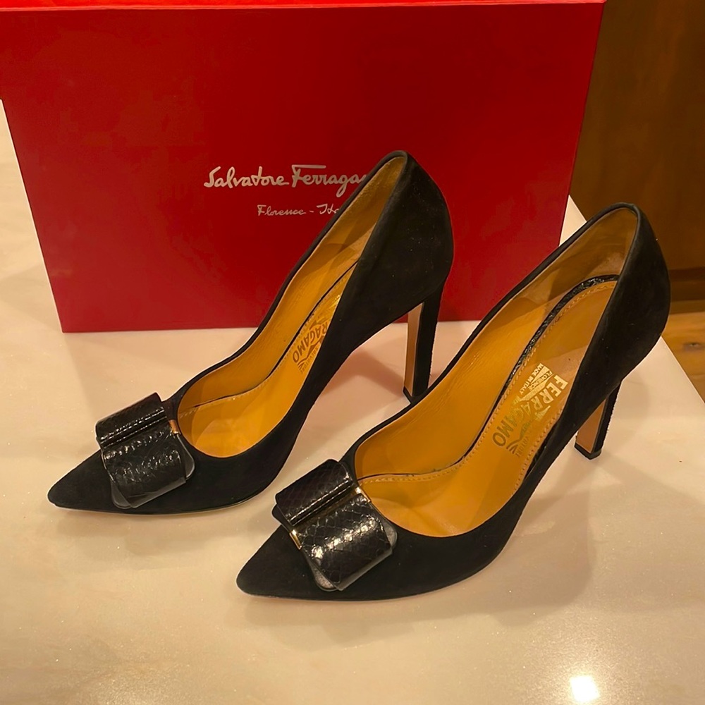 EUC suede bow heels